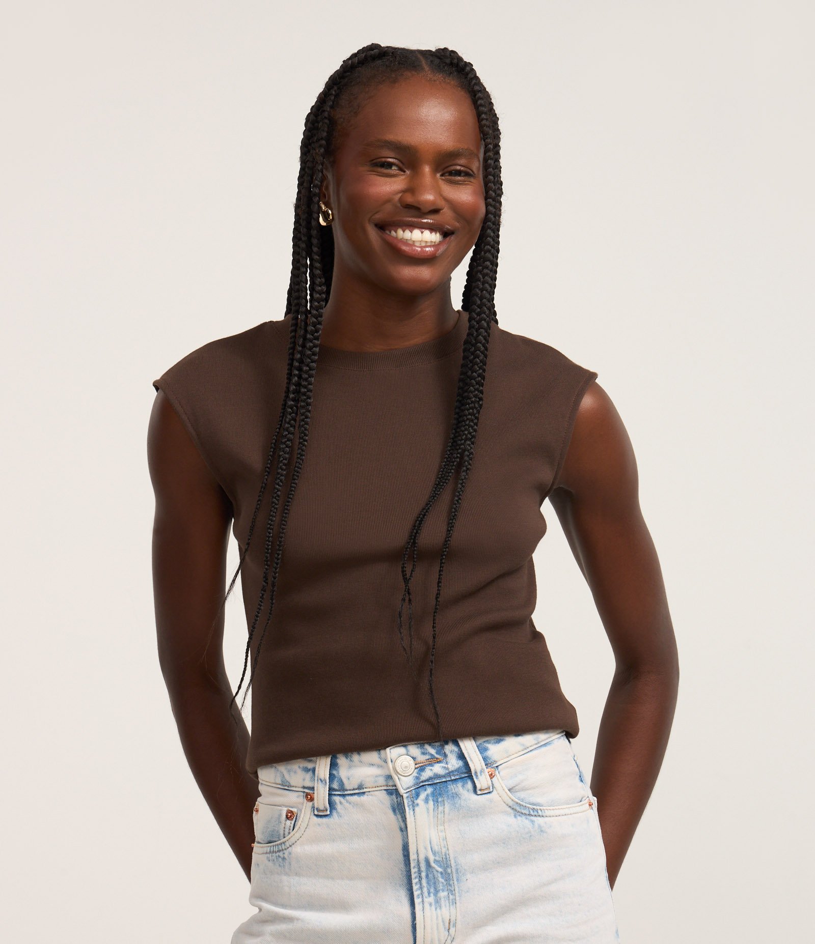 Blusa sem Manga em Ribana com Ombro Deslocado Marrom 1