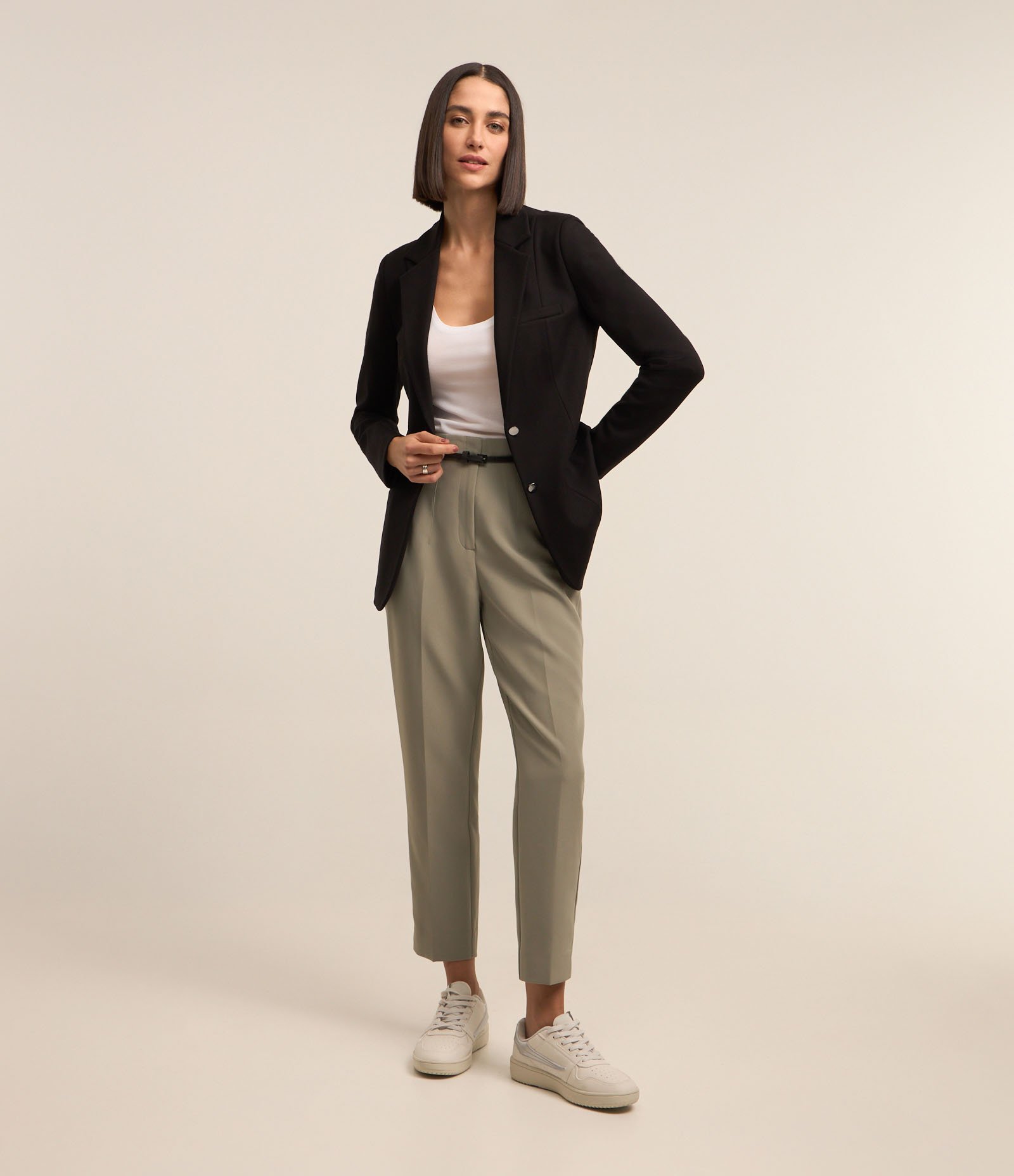 Calça Cenoura Alfaiatada com Cintinho em Material Sintético Verde Acinzentado 1