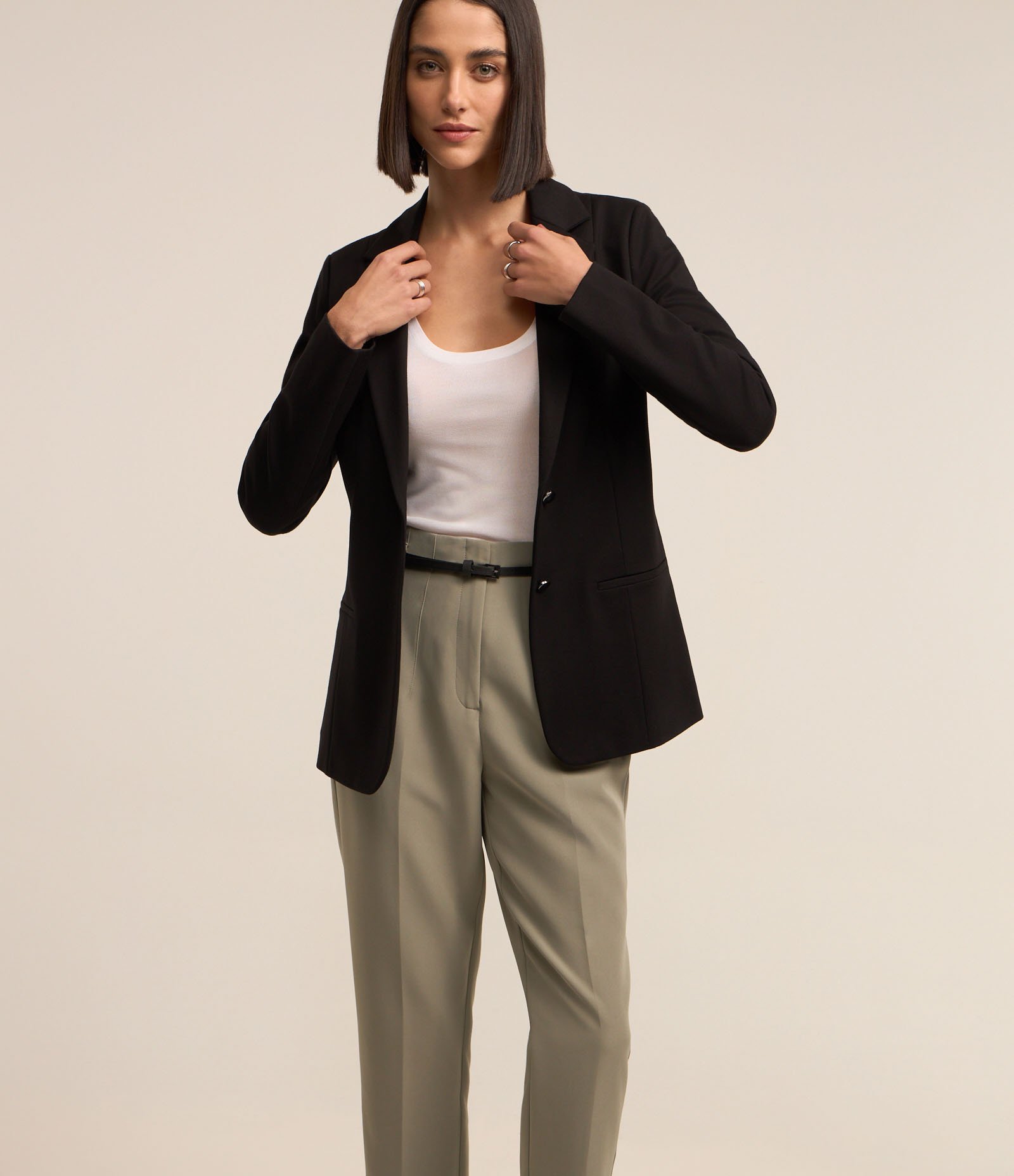 Calça Cenoura Alfaiatada com Cintinho em Material Sintético Verde Acinzentado 2