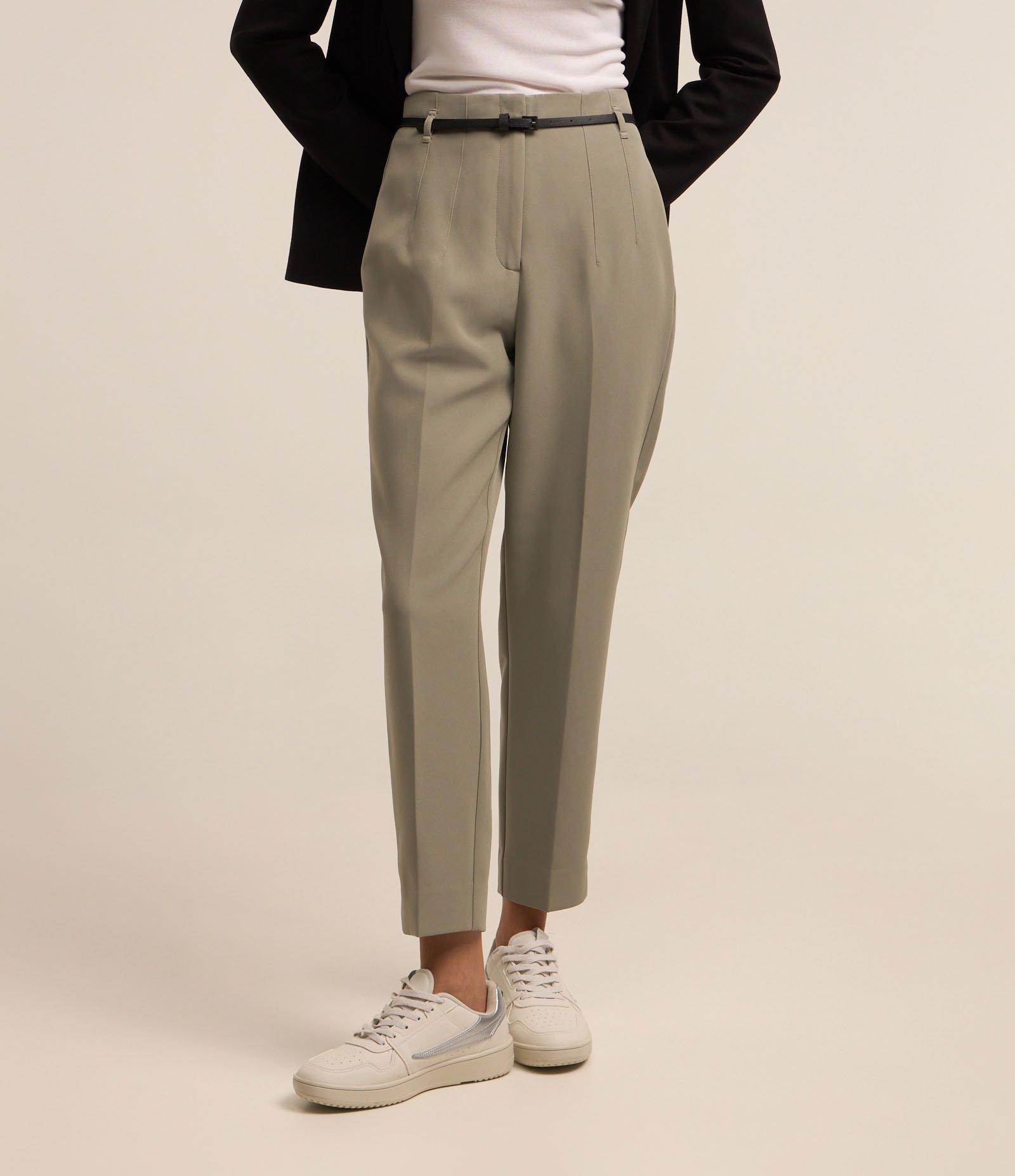 Calça Cenoura Alfaiatada com Cintinho em Material Sintético Verde Acinzentado 3