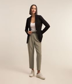 Calça Cenoura Alfaiatada com Cintinho em Material Sintético