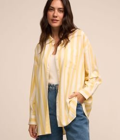Camisa Alongada em Viscolinho com Cava Deslocada e Estampa de Listras