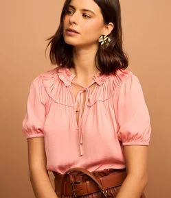 Blusa em Tecido Acetinado com Franzido na Pala e Frufru na Gola