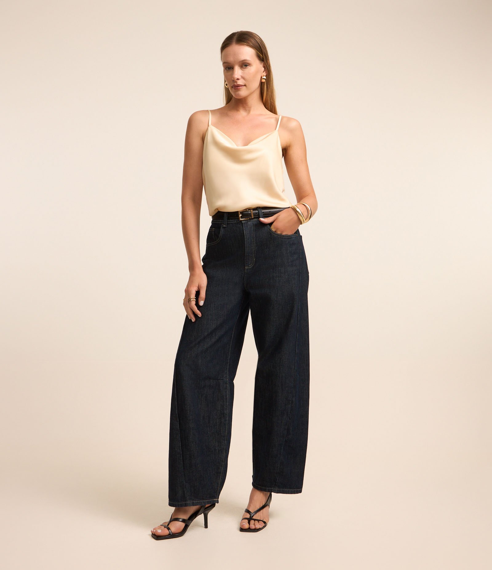 Blusa de Alcinha em Tecido Acetinado com Decote Degagê Perolado 2