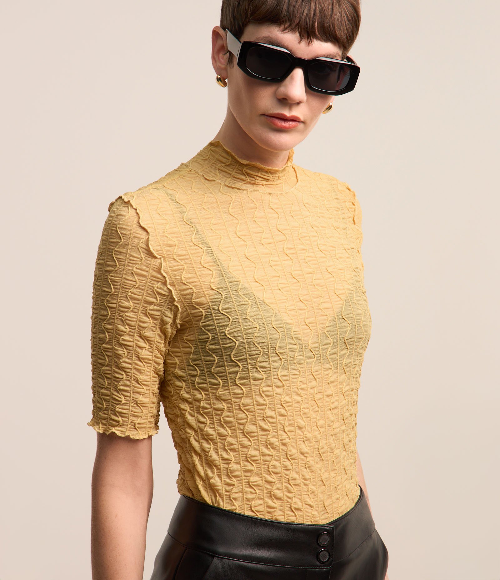Blusa em Malha Texturizada com Golinha Alta Amarelo 1