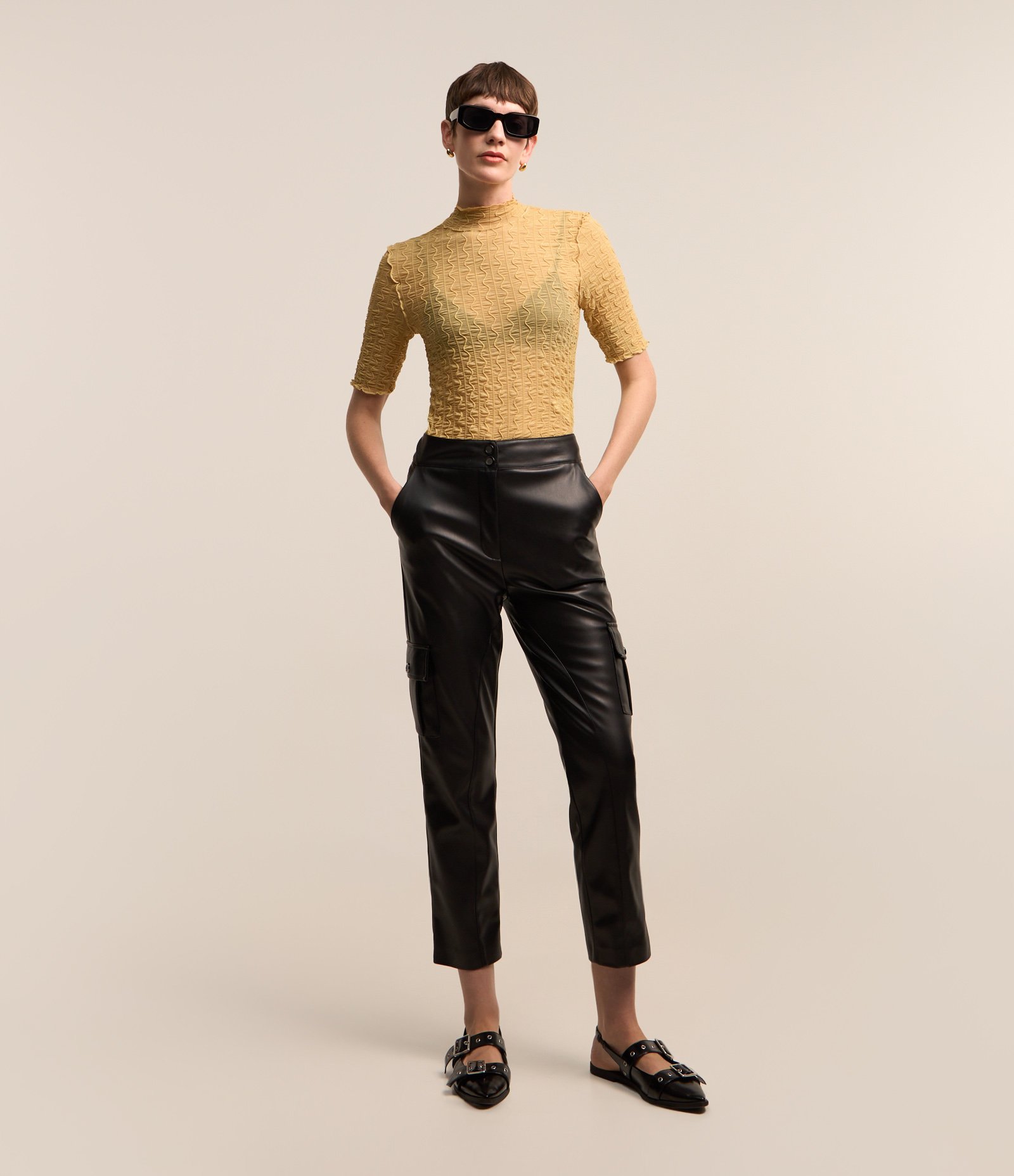 Blusa em Malha Texturizada com Golinha Alta Amarelo 2