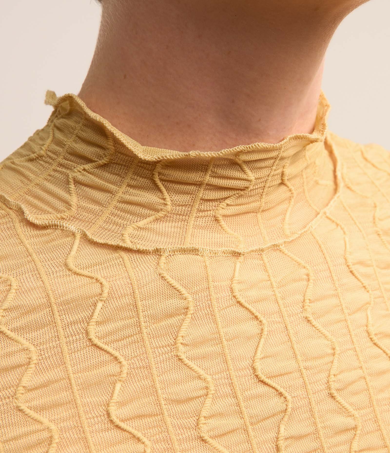 Blusa em Malha Texturizada com Golinha Alta Amarelo 3