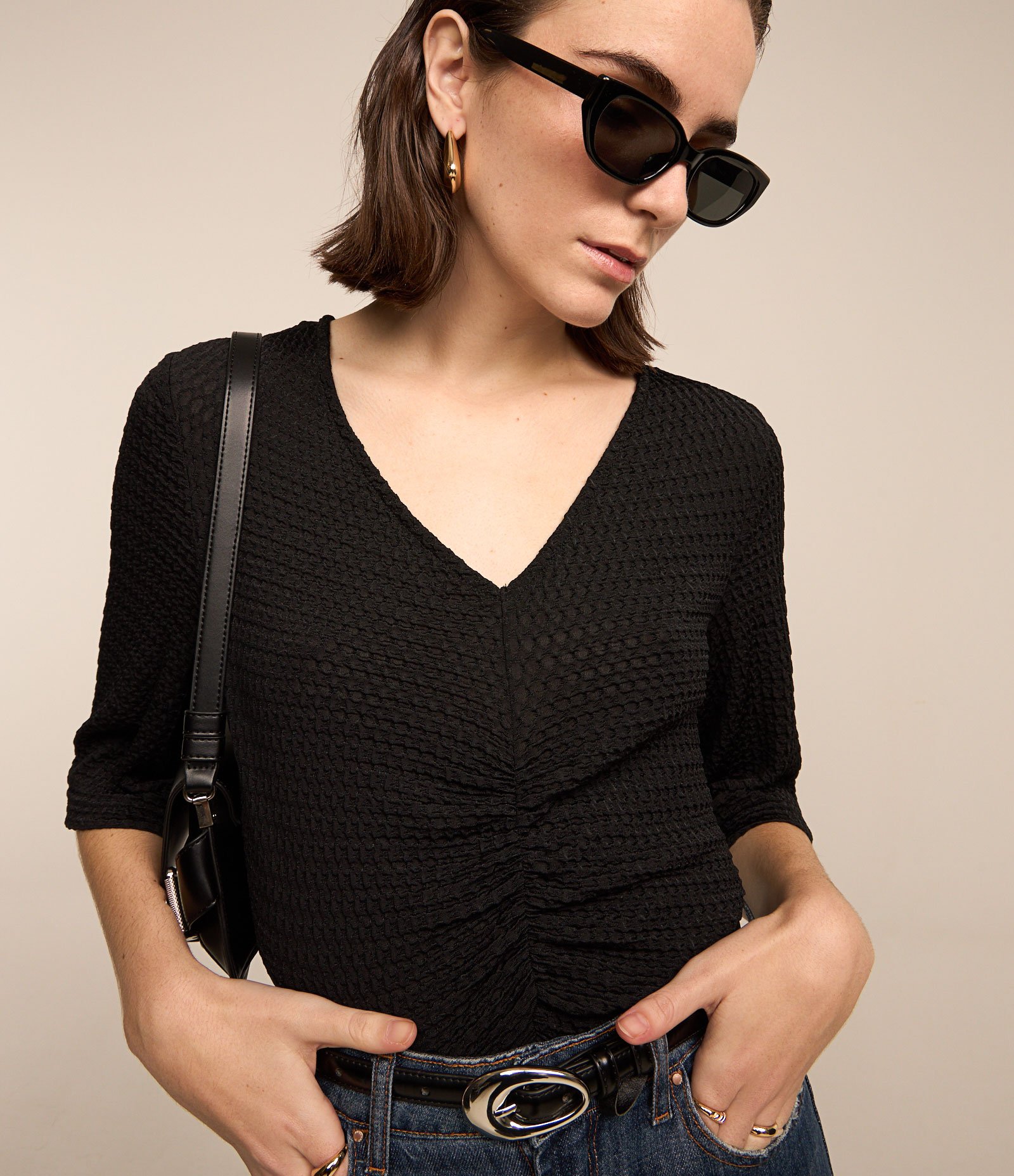 Blusa em Poliamida Texturizada com Recorte Franzido Preto 4