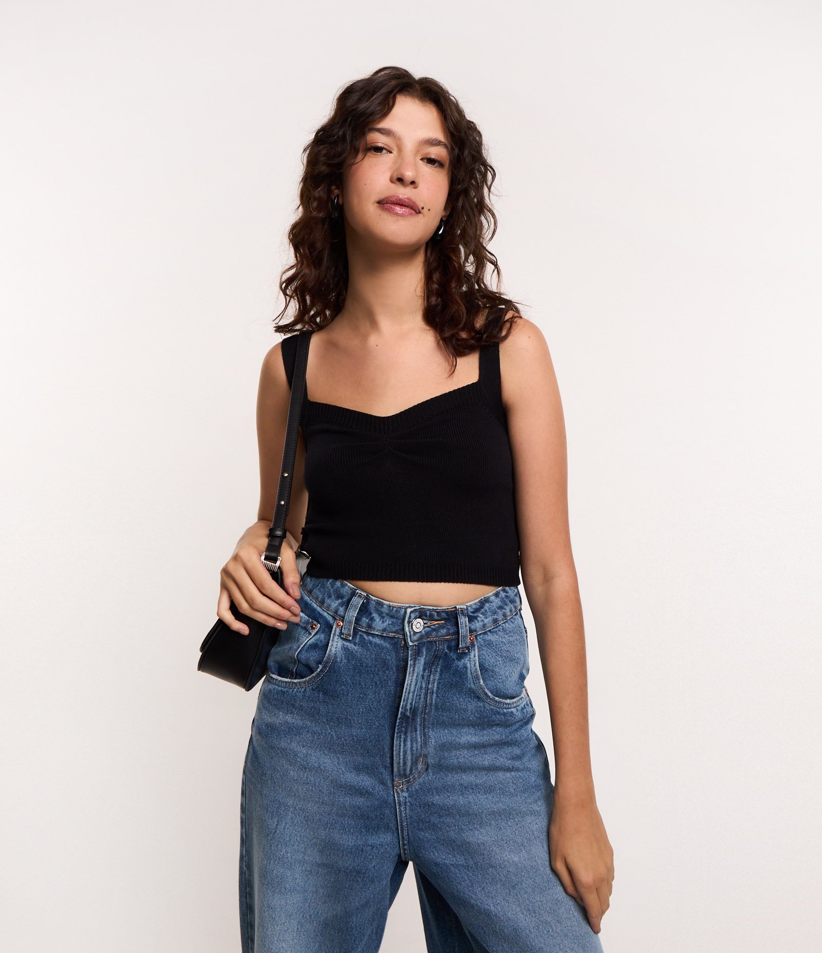 Blusa Cropped em Tricô com Puxadinho no Busto Preto 1