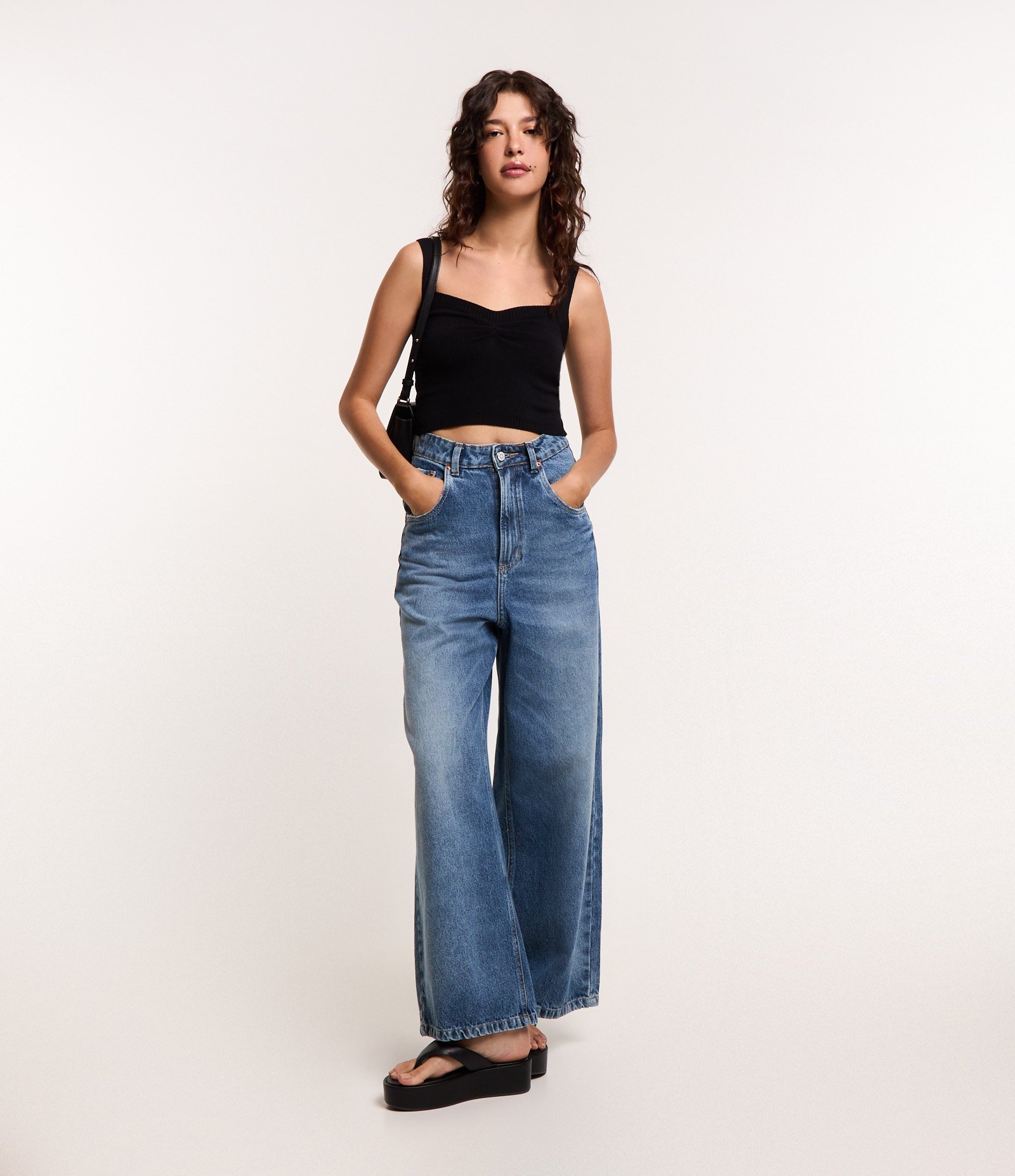 Blusa Cropped em Tricô com Puxadinho no Busto Preto 2