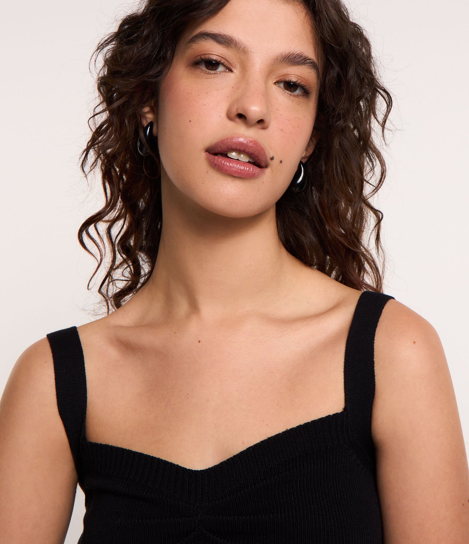 Blusa Cropped em Tricô com Puxadinho no Busto Preto 4