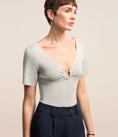 Blusa em Viscose com Argola Aberta no Decote V Blusa em Viscose com Argola Aberta no Decote V