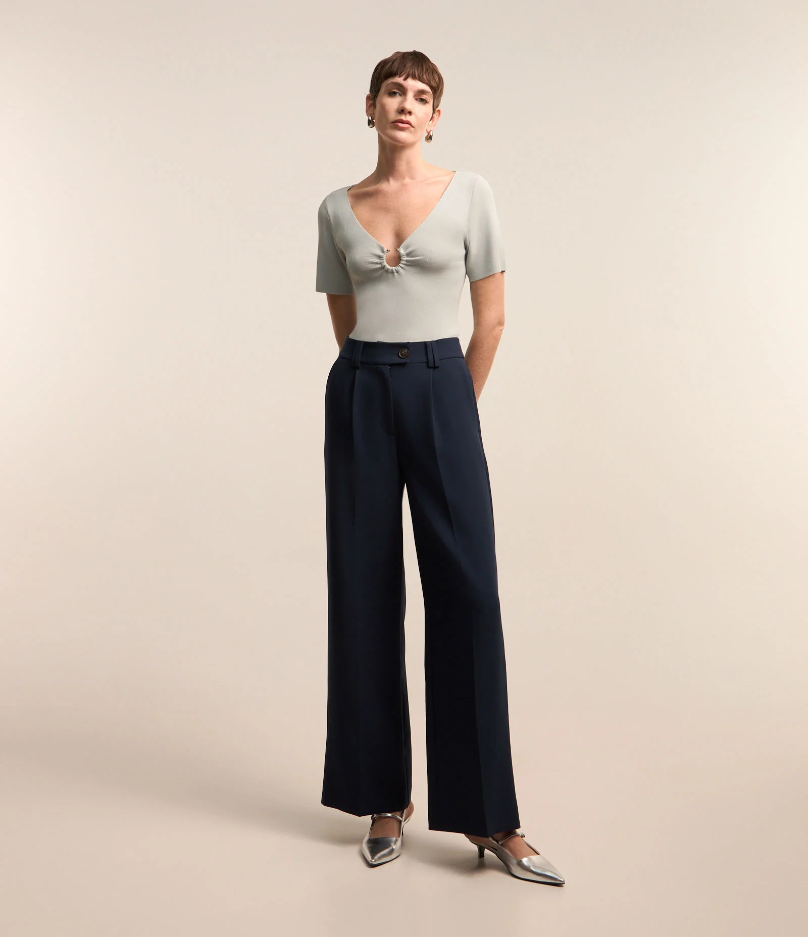 Blusa em Viscose com Argola Aberta no Decote V Cinza 2