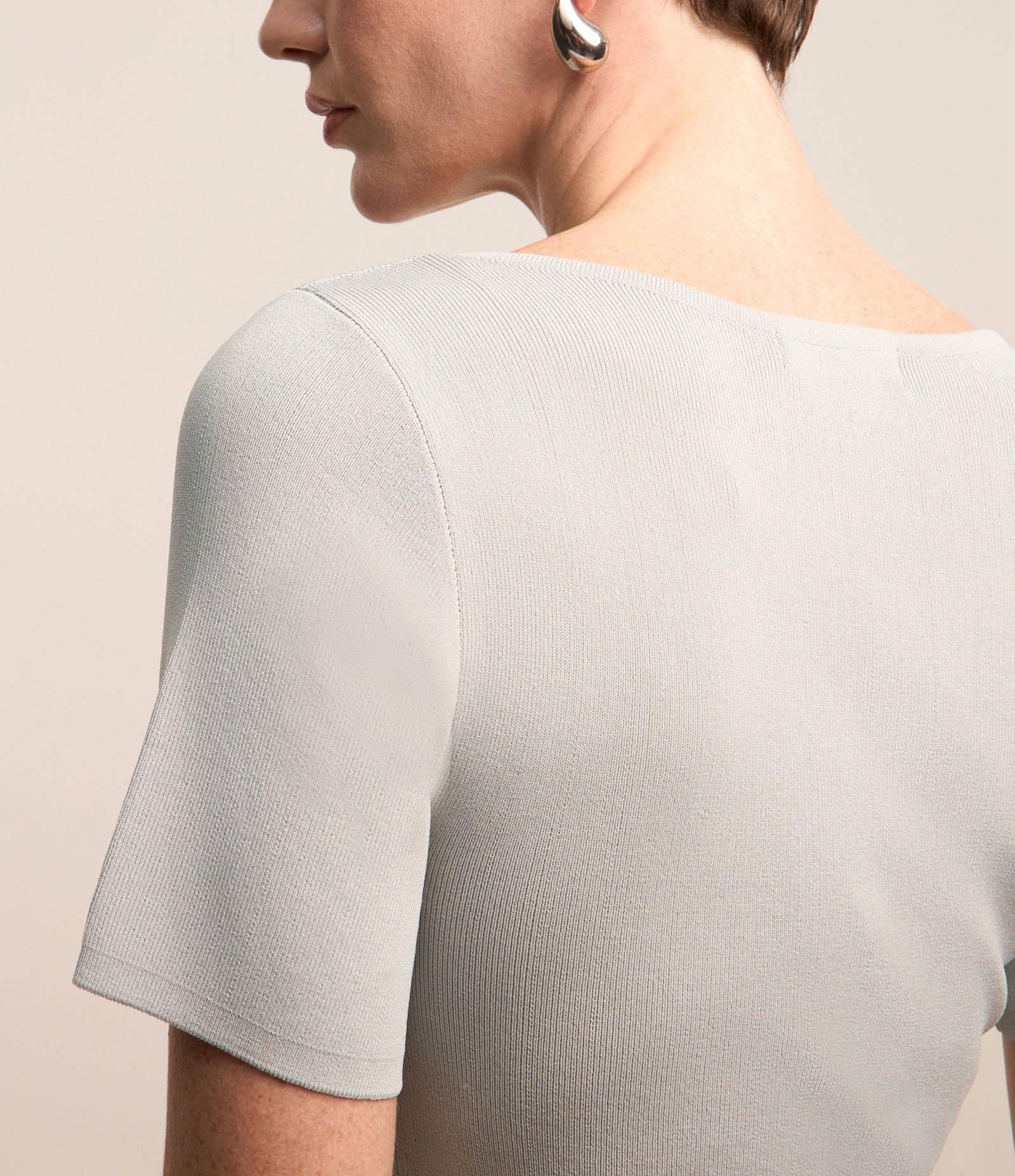 Blusa em Viscose com Argola Aberta no Decote V Cinza 4