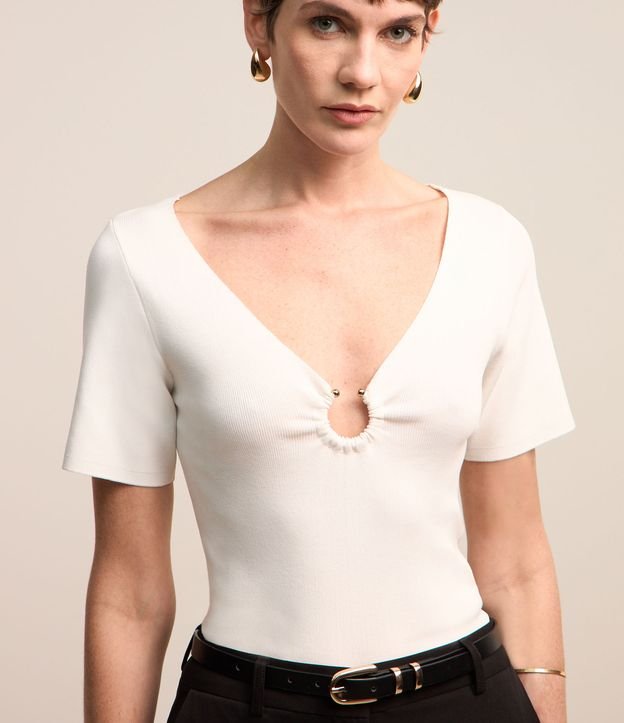 Blusa em Viscose com Argola Aberta no Decote V