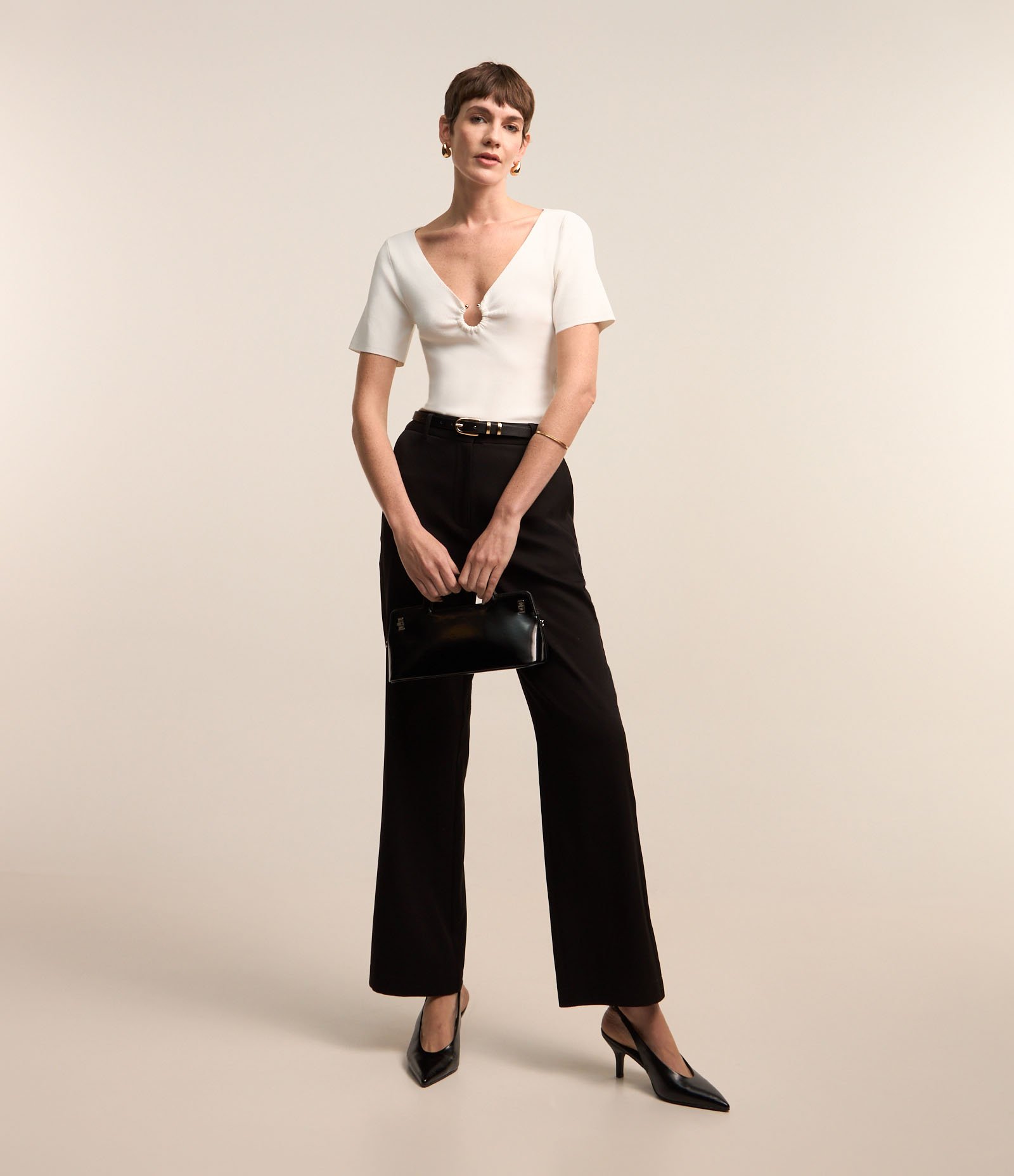 Blusa em Viscose com Argola Aberta no Decote V Branco 3