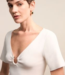 Blusa em Viscose com Argola Aberta no Decote V