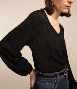 Blusa em Poliamida com Texturas e Detalhe Drapeado