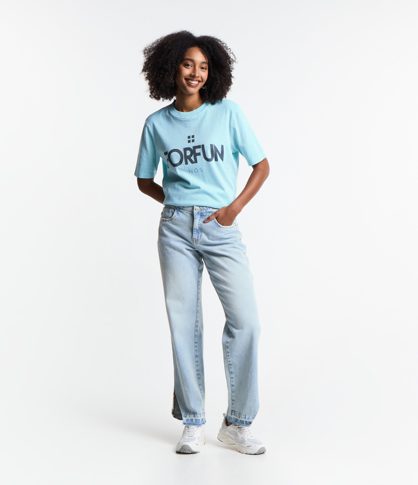 Calça Reta em Jeans com Cintura Média e Fendas Cortadas Azul 1