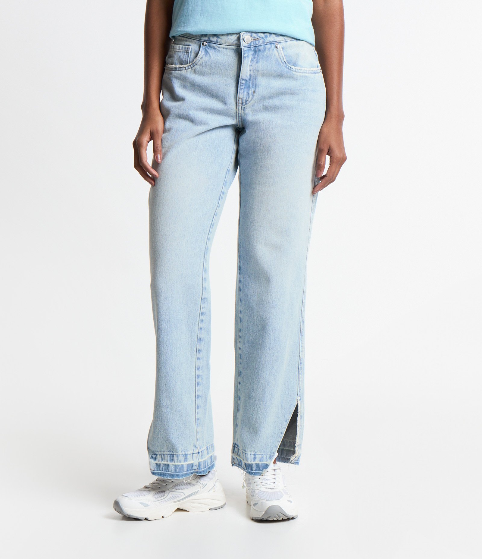 Calça Reta em Jeans com Cintura Média e Fendas Cortadas Azul 2
