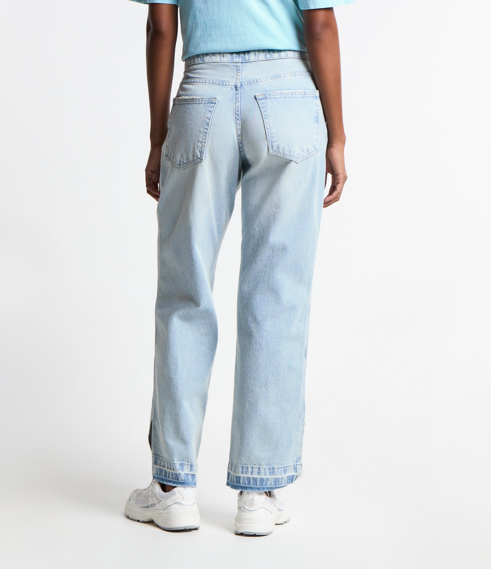Calça Reta em Jeans com Cintura Média e Fendas Cortadas Azul 3