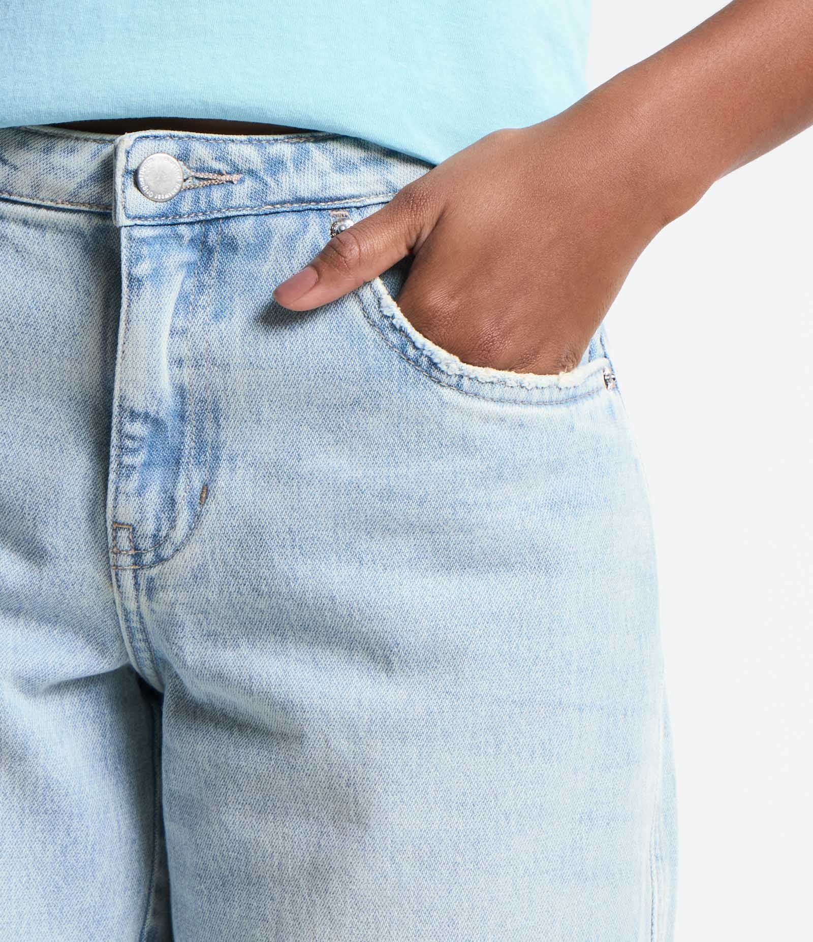 Calça Reta em Jeans com Cintura Média e Fendas Cortadas Azul 4