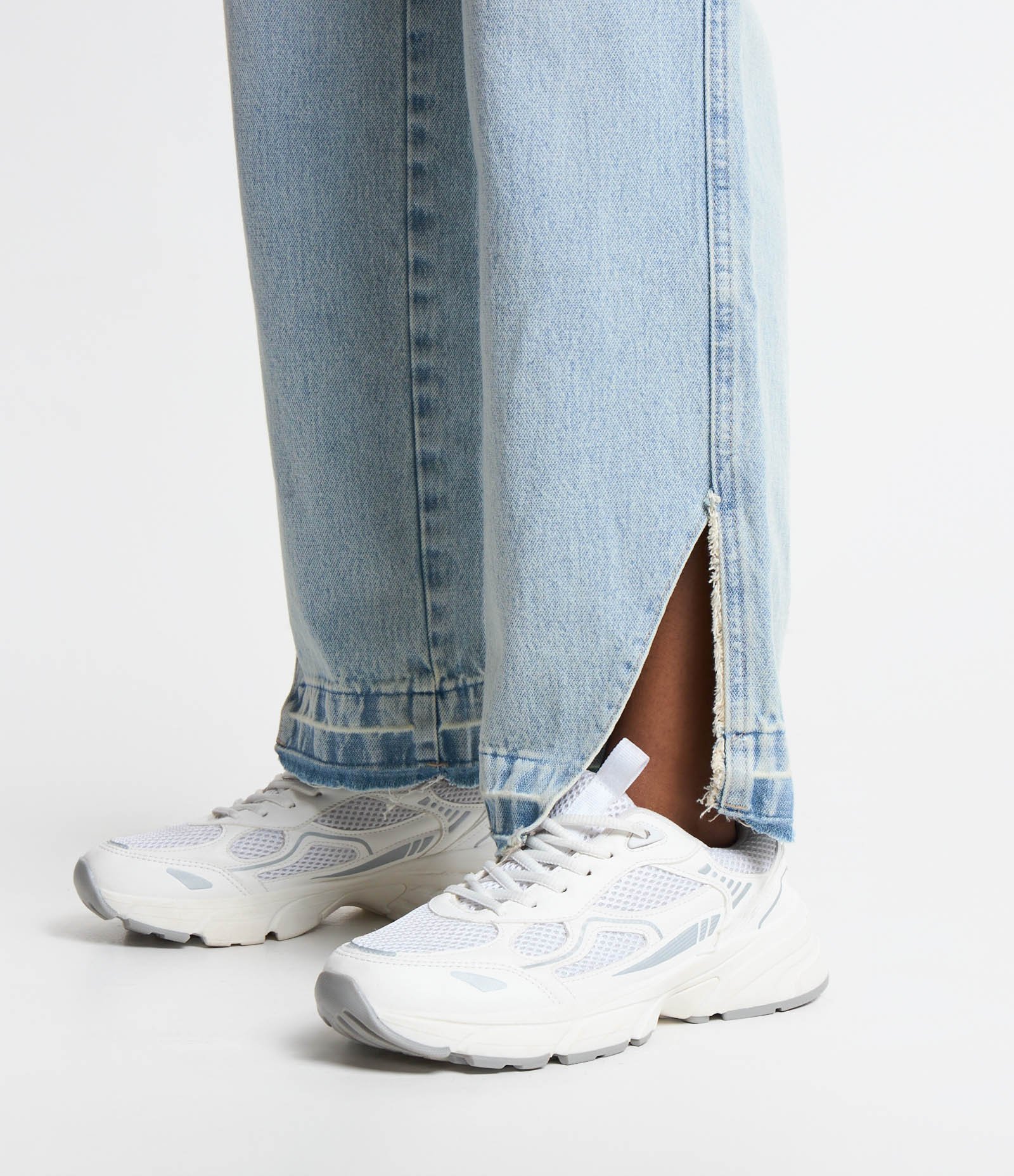 Calça Reta em Jeans com Cintura Média e Fendas Cortadas Azul 5