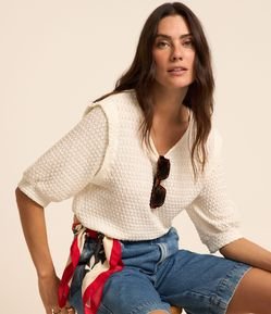 Blusa em Algodão Texturizado com Cava Destacada e Vazados