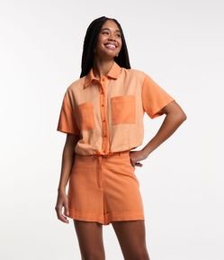 Camisa Curta em Viscose e Linho Listrada e com Bolsos Frontais