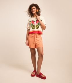 Short Curto em Viscose e Linho Listrado e com Recortes Frontais