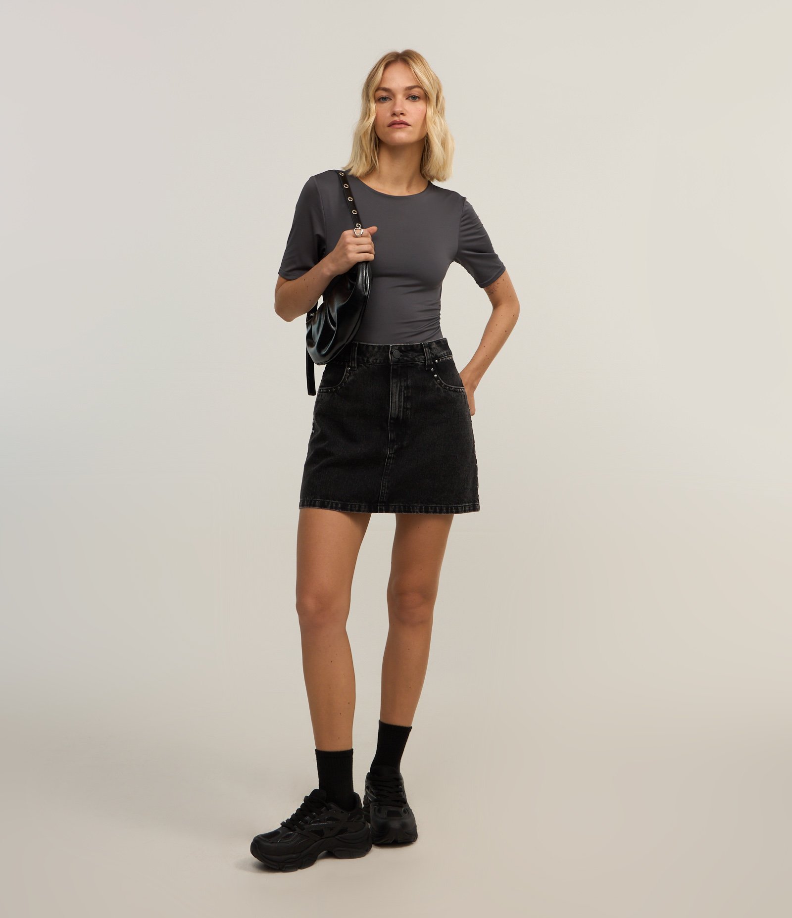 Saia Curta em Jeans com Bolsos e Tachas Preto 1