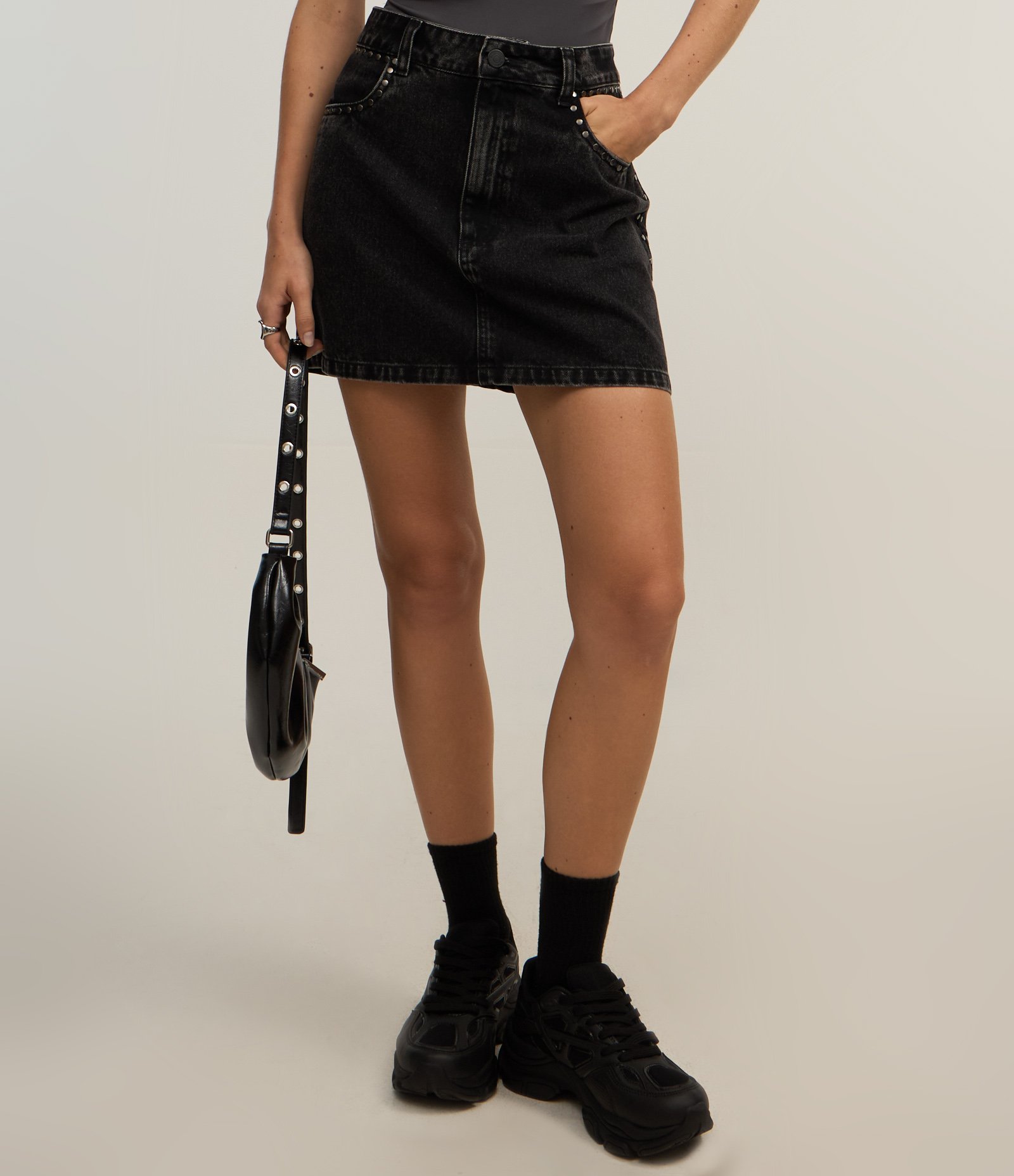 Saia Curta em Jeans com Bolsos e Tachas Preto 3