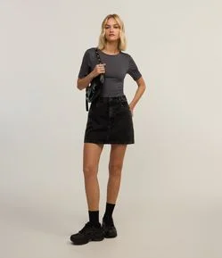 Saia Curta em Jeans com Bolsos e Tachas