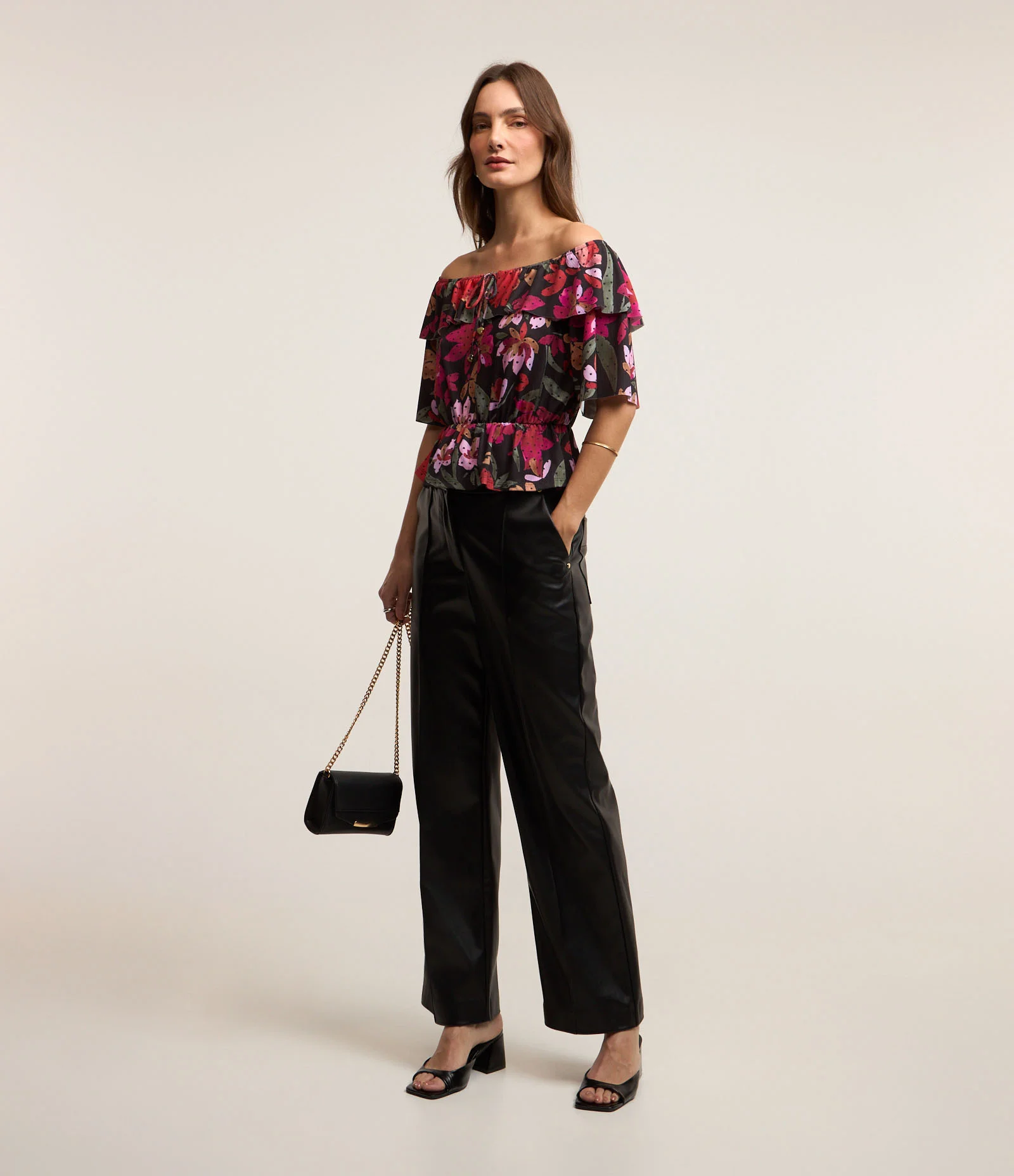 Blusa Ombro a Ombro em Malha Plissage com Estampa Floral Preto/ Rosa 2