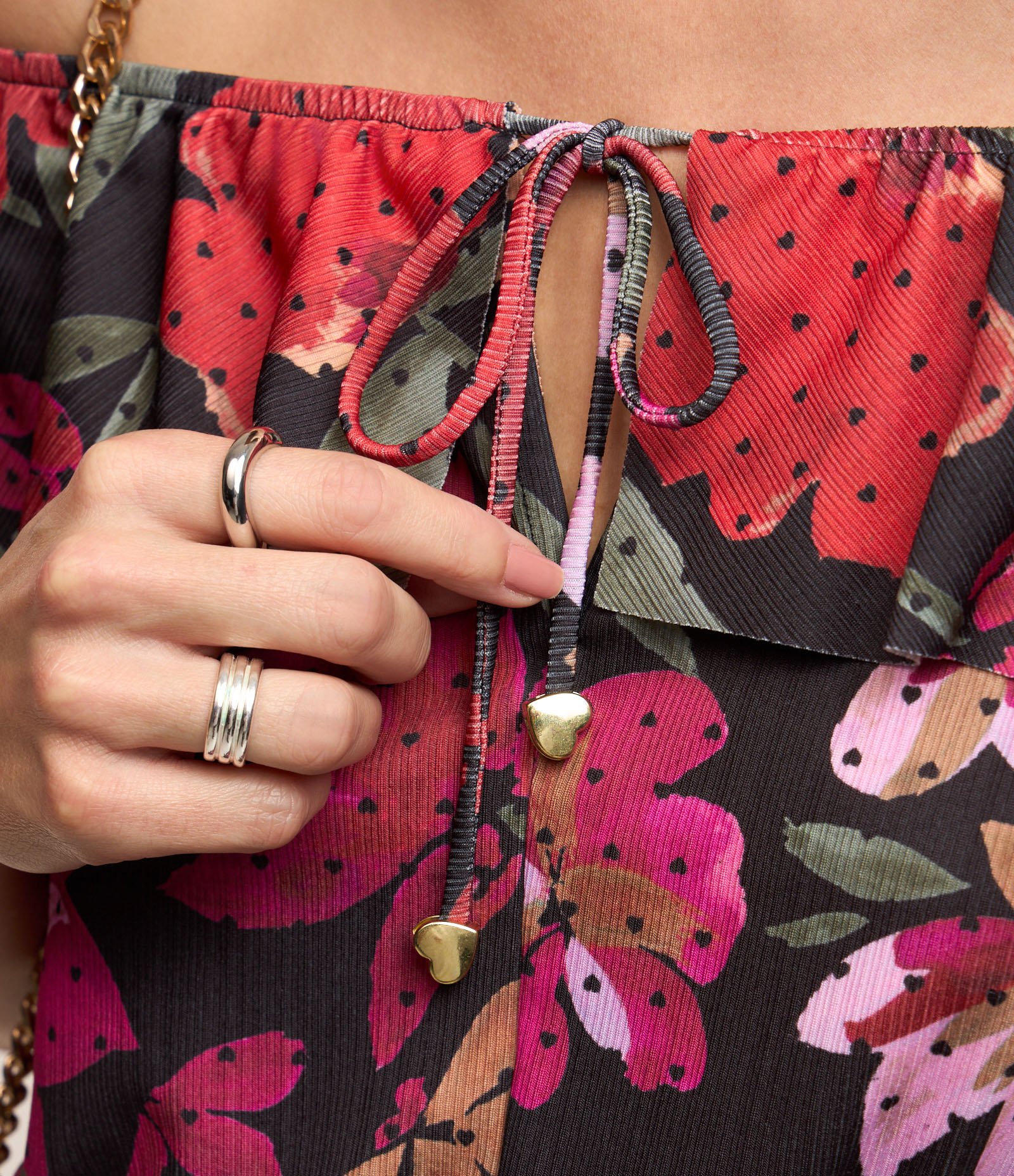 Blusa Ombro a Ombro em Malha Plissage com Estampa Floral Preto/ Rosa 4