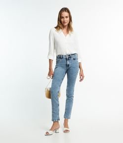 Calça Slim Cintura Média em Jeans com Bolsos