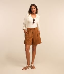 Short Longo em Sarja com Pregas e Miçangas na Amarração