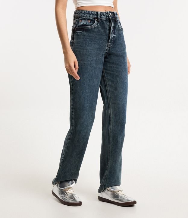 Calça Reta em Jeans com Bolsos e Vista de Botões