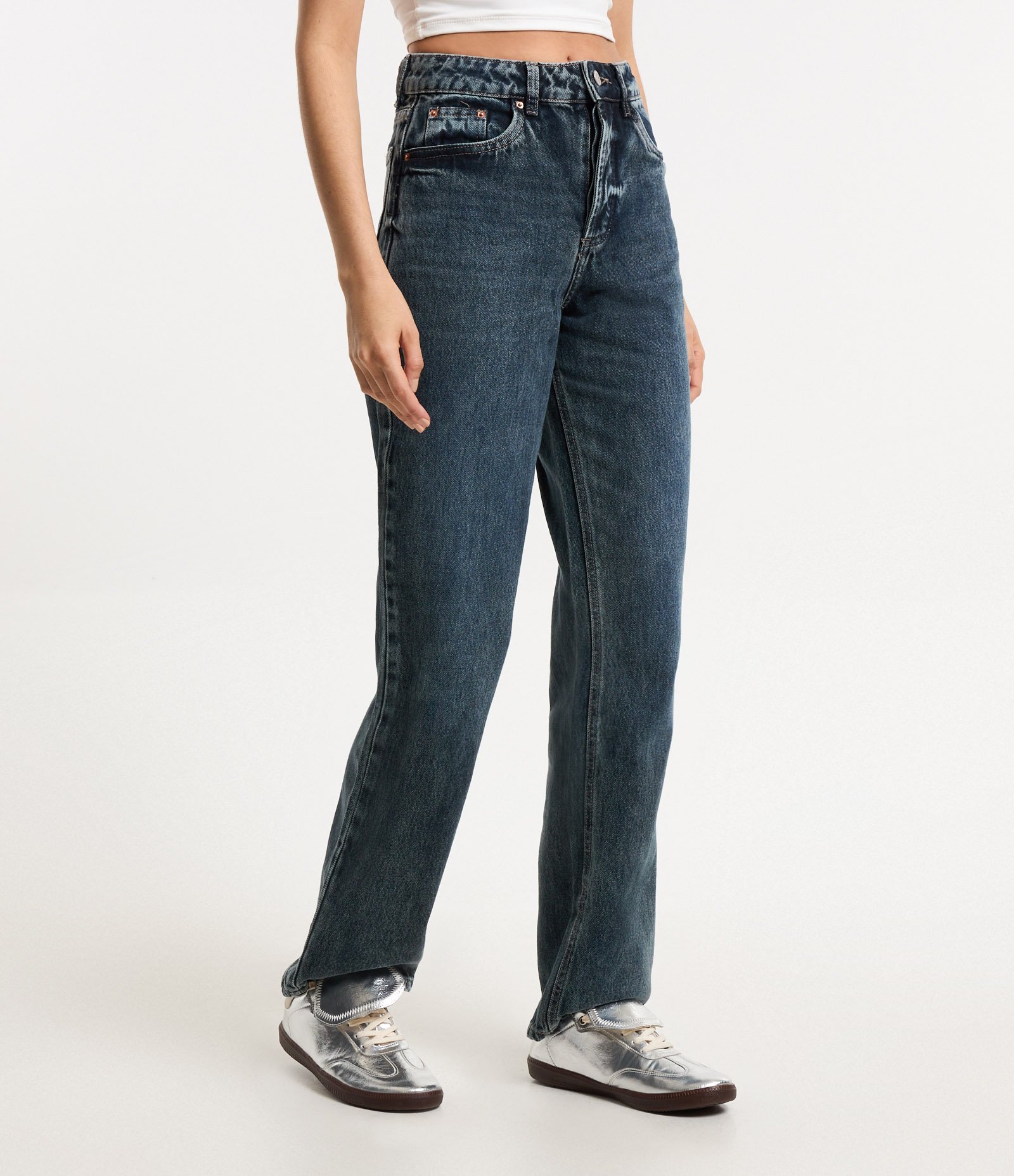 Calça Reta em Jeans com Bolsos e Vista de Botões Azul Marmorizado 2