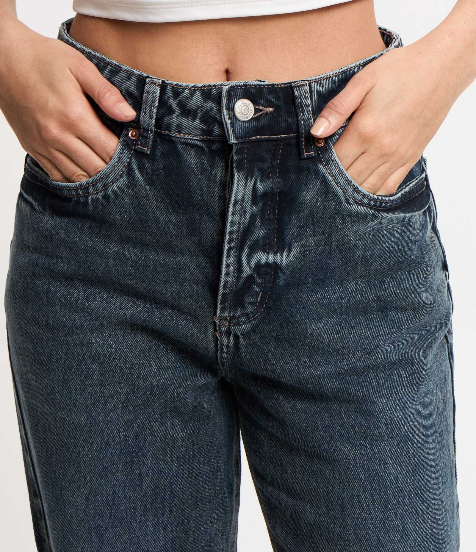 Calça Reta em Jeans com Bolsos e Vista de Botões Azul Marmorizado 4