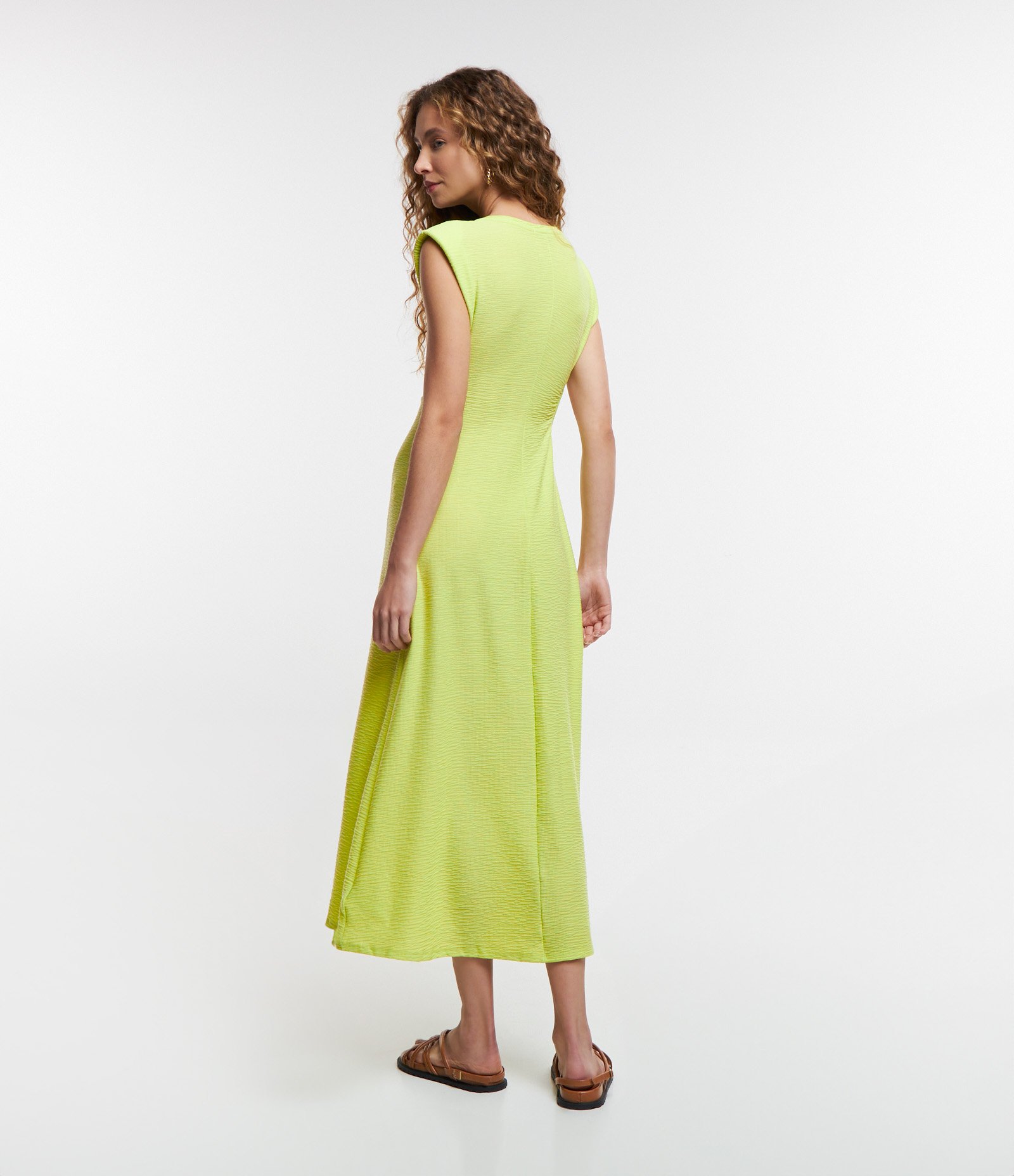 Vestido New Midi em Viscose Texturizada com Detalhe na Cintura Verde 3