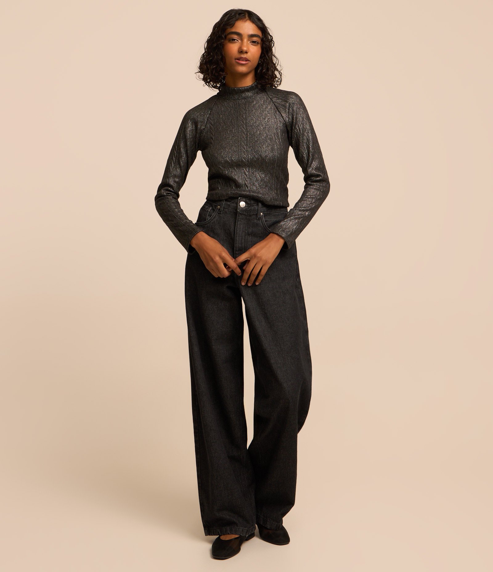 Blusa Cropped com Gola Alta e Revestimento Brilhante em Foil Preto 2