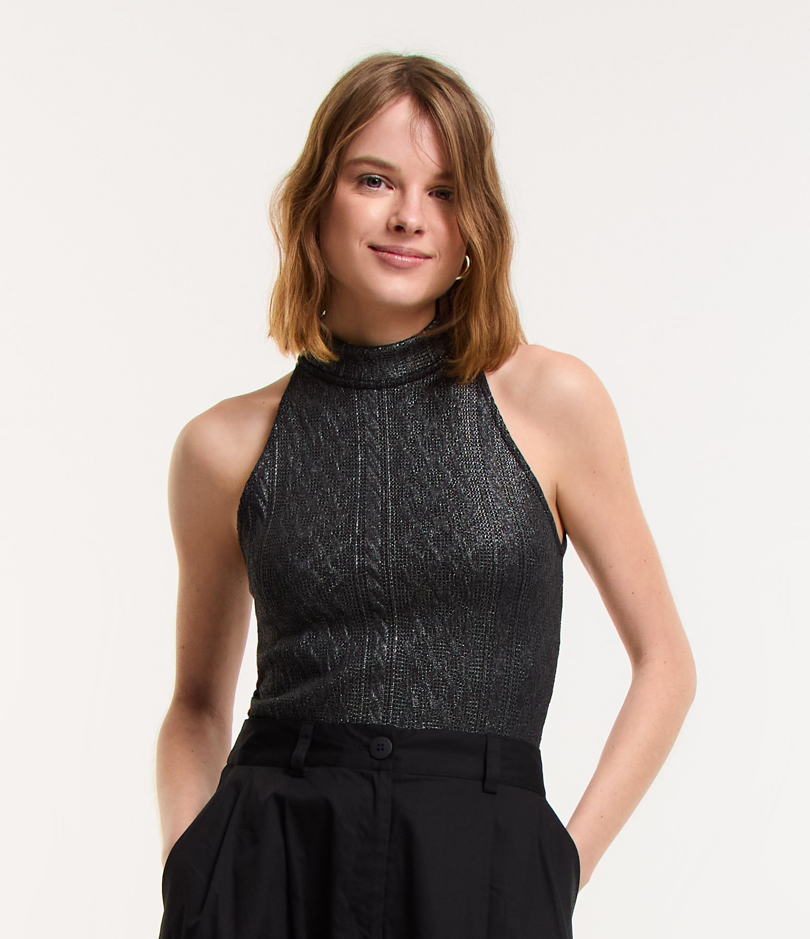 Blusa Gola Alta com Brilho em Foil e Cava Americana Preto 1