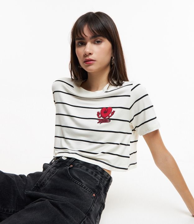 Camiseta Cropped em Viscose com Estampa Coração e Listras