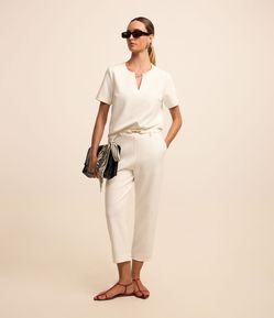 Calça Capri em Crepe com Cinto Fino de FIvela Defirenciada