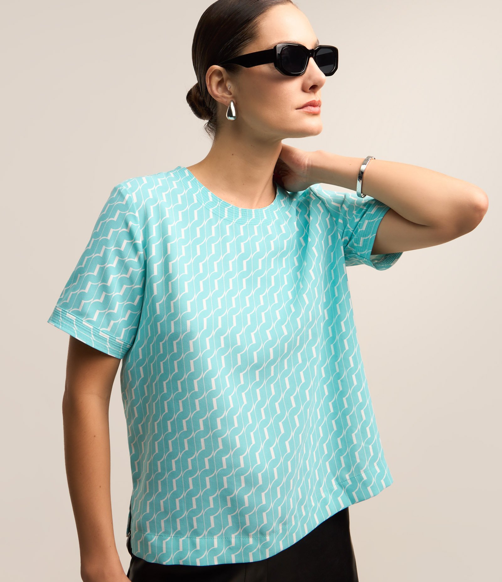 Blusa em Airflow com Pesponto nas Mangas e Estampa Abstrata Azul 1