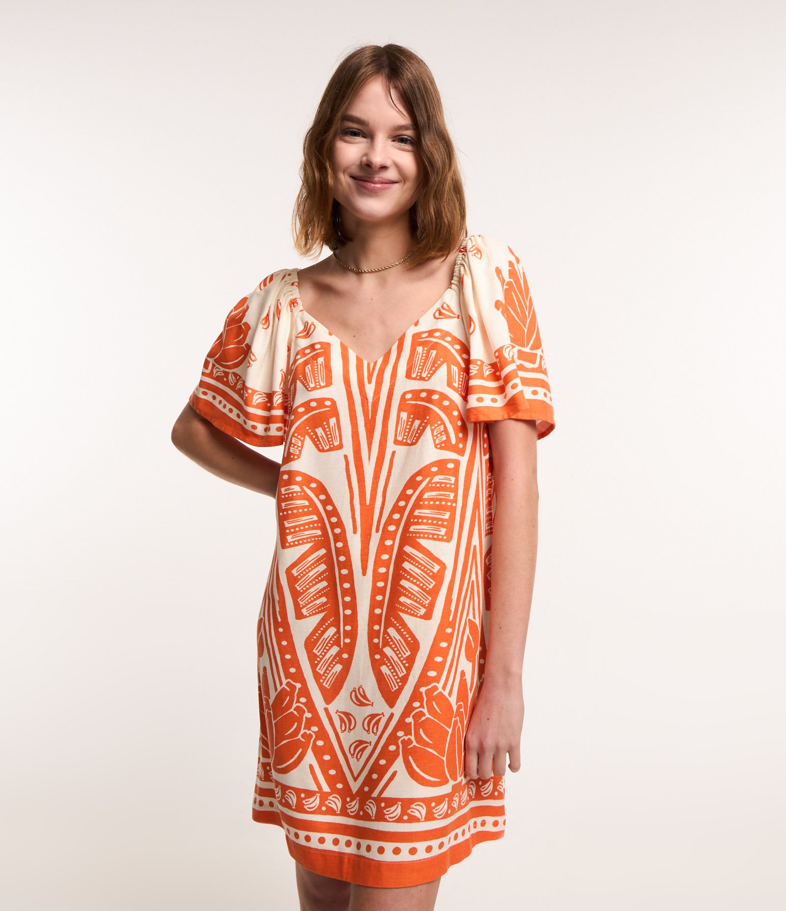 Vestido Curto em Viscose com Linho e Estampa Folhagens Laranja 1