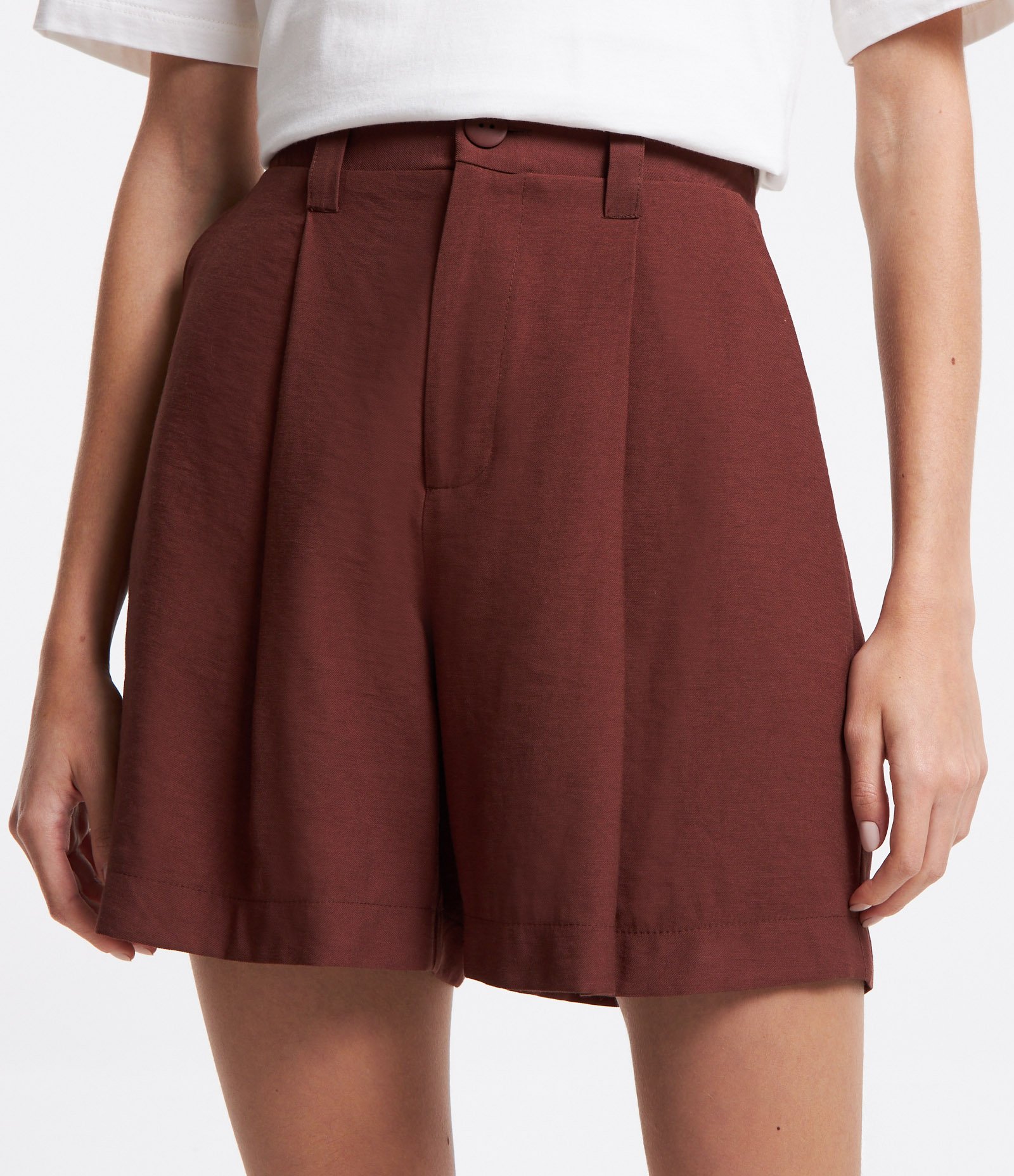 Bermuda Alfaiatada em Viscose com Pregas e Bolsos Marrom 2