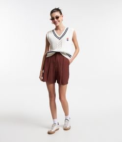 Bermuda Alfaiatada em Viscose com Pregas e Bolsos