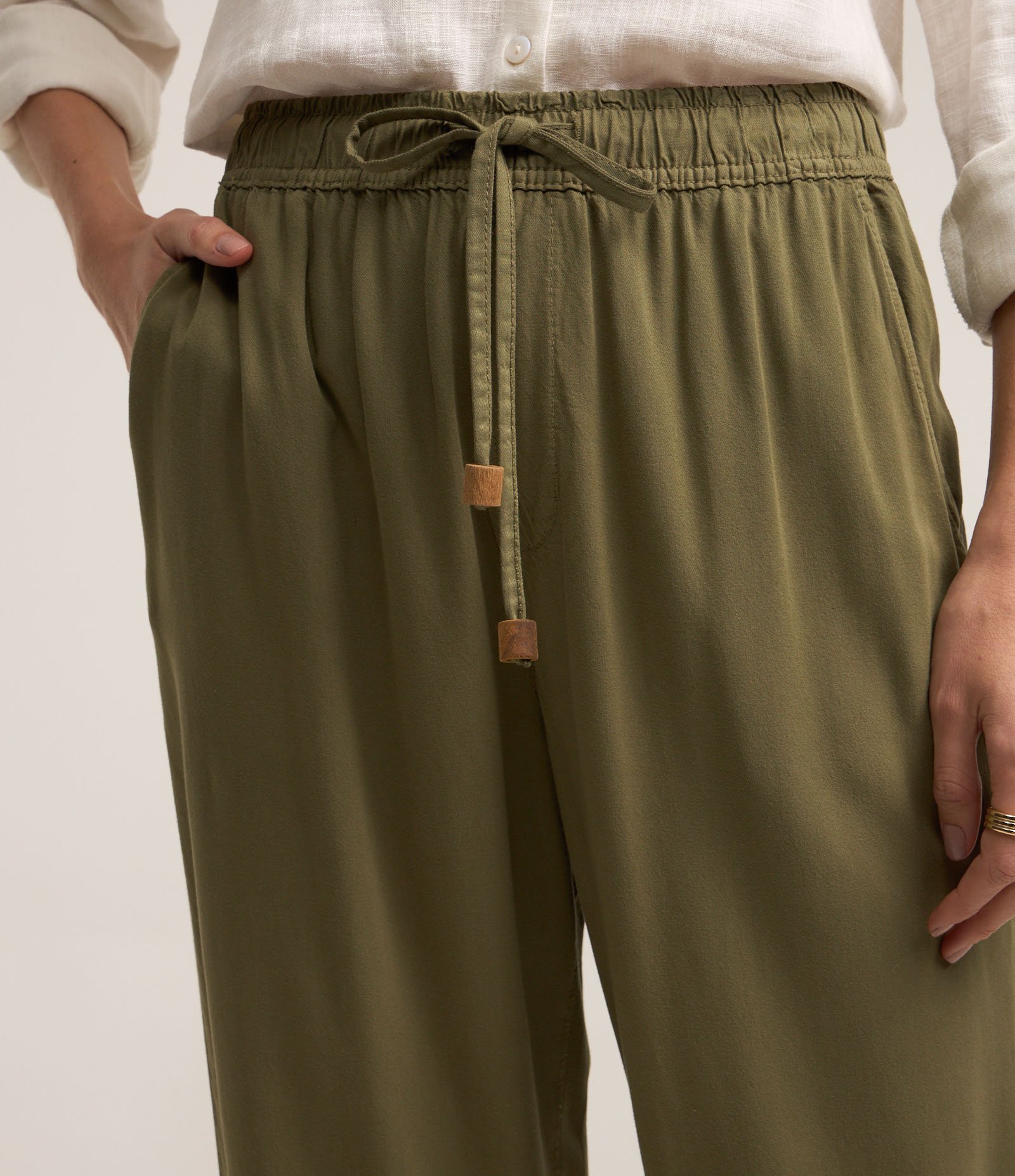 Calça Reta Cropped Cintura Alta em Sarja com Amarração Verde 4